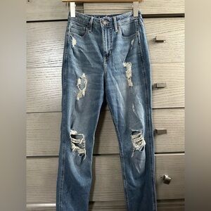 Hollister Ultra High-Rise Mom Jeans